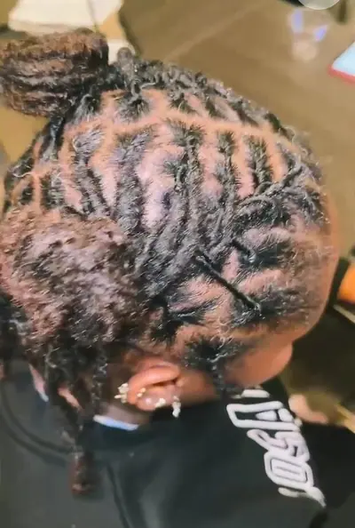 Barrel twist locs